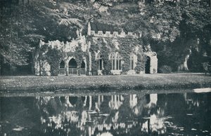 Ruiny ve Frogmore, c1899, 1901 od HN King