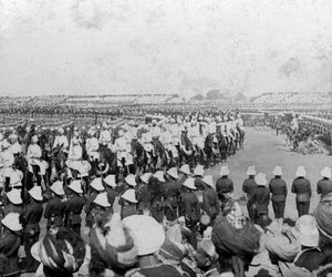 Imperial Cadet Corps doprovází svá veličenstva do arény Durbar, Dillí, Indie, 1903.