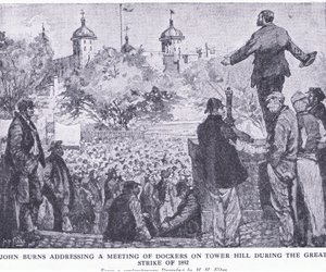 John Burns v projevu na setkání dokerů na Tower Hill během Velké stávky v roce 1892, z Cassells History of the British People vydané společností Waverley Book Company Limited, kolem roku 1940 od H. H. Flere