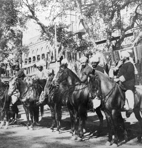 Pandžábští jezdci před železniční stanicí v Dillí, Indie, 1900.