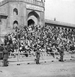 Diváci v Jumma Masjid, Bangalore, Indie, 1900.