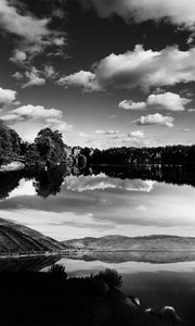 Krajina s jezerem (čb fotografie)