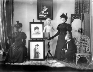 Hannah Maynard a vnuk Maynard MacDonald, on je také socha, kolem roku 1895 (černobílá fotografie)