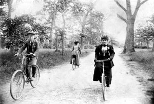Maynard MacDonald a jeho babička Hannah Maynard na kole v parku Beacon Hill, Victoria, kolem roku 1895 (černobílá fotografie)