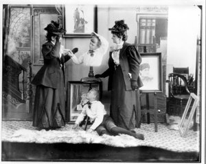 Vícenásobná expozice Hannah Hatherly Maynard a jejího vnuka Maynarda McDonalda, kolem roku 1893 (černobílá fotografie)
