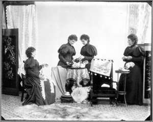 Vícenásobná expozice Hannah Maynard - dva mají čaj, jeden drží přadeno bavlny, jeden jej zvedne do klubíčka, cca 1895 (černobílá fotografie)
