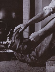Boty vypnuté (černobílá fotografie)