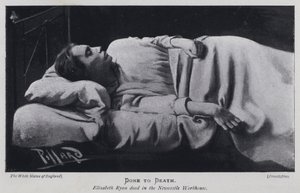 Done to Death, Elizabeth Ryan mrtvá v Newcastle Workhouse (č/b foto) od Harold Hume Piffard