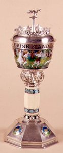 Milostný pohár a víčko, aplikovaný ornament se slonovinovou stopkou, cca 1905-09 (stříbro a smalt) od Harold Stabler