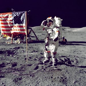 Cernan Jump Salutes Flag, 1972. od Harrison Schmitt