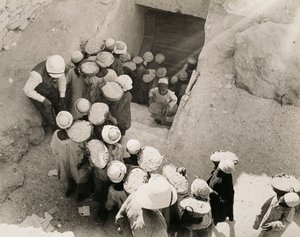 Zavírání hrobky Tutanchamona, Údolí králů, únor 1923 (želatinový stříbrný tisk)