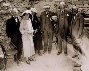 Howard Carter (1873-1939) a skupina Evropanů stojících vedle vykopávek Tutanchamonovy hrobky, Údolí králů (želatinový stříbrný tisk)