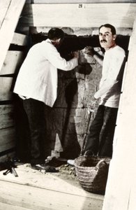 Howard Carter a jeho kolega při vykopávkách hrobky v Údolí králů, Egypt, 1922