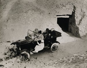 První návštěva lorda Carnarvona v Údolí králů: Lord Carnarvon (1866-1923) a párty v motorovém voze