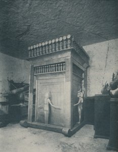 Bohatě vyřezávaná Canopic Shrine třpytící se zlatem, c1935