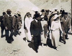 Královna Belgičanů (uprostřed) Lord Allenby (zcela vlevo) a Lady Allenby se blíží ke vchodu do Tutanchamonovy hrobky, Údolí králů