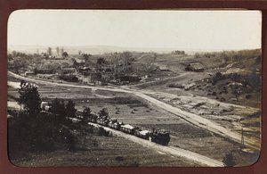 První světová válka: „Ukrajina v letech 1914-1916 během invaze německé armády. Nákladní vlak (černobílá fotografie)