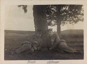 První světová válka: „Ukrajina v letech 1914-1916 během invaze německé armády. Dva vojáci ve chvíli odpočinku (černobílá fotografie)