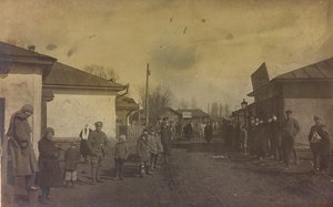 První světová válka: „Ukrajina v letech 1914-1916 během invaze německé armády. Vojáci a civilisté na ulici města (černobílá fotografie) od Heldenfriedhof Dsessentniki (attr. to)