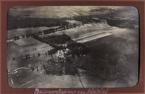 První světová válka: „Ukrajina v letech 1914-1916 během invaze německé armády. Letecký pohled (černobílá fotografie) od Heldenfriedhof Dsessentniki (attr. to)