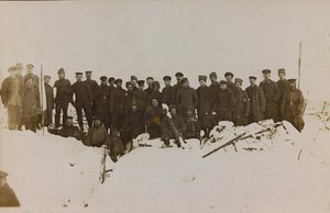 První světová válka: „Ukrajina v letech 1914-1916 během invaze německé armády. Skupina vojáků (č/b foto) od Heldenfriedhof Dsessentniki (attr. to)