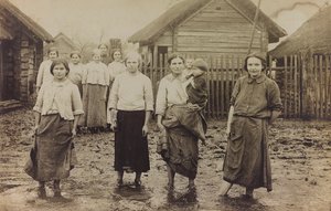 První světová válka: „Ukrajina v letech 1914-1916 během invaze německé armády. Portrét skupiny žen s dětmi (černobílá fotografie)