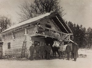 První světová válka: „Ukrajina v letech 1914-1916 během invaze německé armády. Vojenská přední část domu (černobílá fotografie) od Heldenfriedhof Dsessentniki (attr. to)