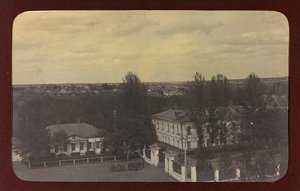 První světová válka: „Ukrajina v letech 1914-1916 během invaze německé armády. Pohled na město (černobílá fotografie) od Heldenfriedhof Dsessentniki (attr. to)
