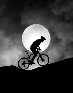 Horský cyklista v měsíčním svitu od Hengki Lee