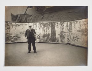 Claude Monet se svou paletou před dílem „Les nymphéas“ od Henri (attr. to) Manuel