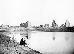 Posvátné jezero a ruiny chrámu, Karnak, Núbie, Egypt, 1887