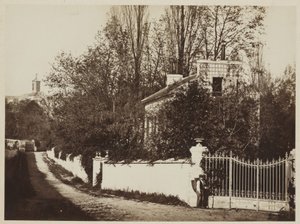 Ulice v Louveciennes, asi 1869 (albumenový tisk ze skleněného negativu) od Henri Bevan