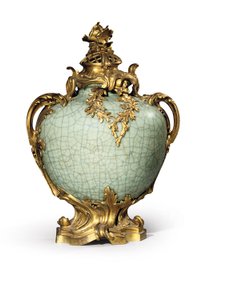 Jedna z páru váz a obalů ve stylu Ludvíka XV, pasparty datované v roce 1883, porcelán konec osmnáctého a začátek devatenáctého století (čínský porcelán celadon na ormolu) od Henri Dasson
