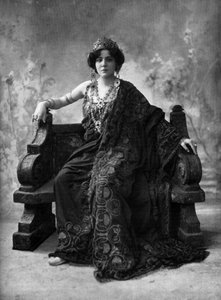 Francouzská sopranistka Suzanne Brohly jako Clytemnestre v opeře "Iphigenie en Aulide", Paříž, foto Henri Manuel z francouzského papíru "Le Theatre" duben 1908