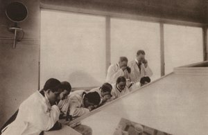 Paříž: Operace v moderní nemocnici při pohledu shora (čb fotografie)