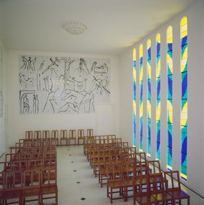 Pohled na loď, vitrážové boční okno a křížovou cestu v Růžencové kapli, Vence od Henri Matisse