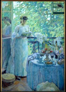 Madame O. na balkóně Mladá žena čte knihu v buržoazním interiéru, stůl se podává k snídani. Obraz Henryho Ottmanna od Henri Ottmann