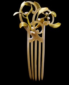 Jugendstil: Kamm Mistel in Gold, Schuppen, Perle und Emaille hergestellt von Paul (1851-1915) und Henri Vever (1854-1942) von Henri and Paul  Vever