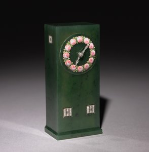 Hodiny, firma Peter Carl Fabergé (1846-1920), po roce 1903 (nefrit, zlato, smalt, diamanty) od Henrik Wigstrom