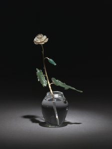 White Flower, firma Peter Carl Fabergé od Henrik Wigstrom