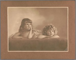 Portrét Agnes Renée a Irène Heloïse Pauw van Wieldrecht, dcer fotografa, v póze vypůjčené od puttiho na Raphaelově Sixtinské madoně (Drážďany, Galerie Alte Meister) od Henry Pauw van Wieldrecht