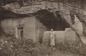 Zničená města Ceylonu: Pozůstatky skalních obydlí v Mihintale (černobílá fotografie)