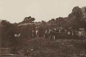 Zničená města Cejlonu: Skalní chrám v Polonnaruwě (černobílá fotografie)