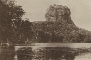 Zničená města Cejlonu: Sigiri (černobílá fotografie)