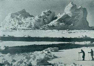 A Berg Breaking Up in the Pack, c19101913, 1913 od Herbert Ponting
