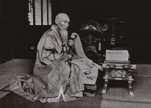 Buddhistický opat (černobílá fotografie) od Herbert Ponting