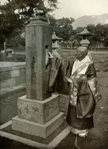 Buddhistický kněz a modlitební kolo, 1910. od Herbert Ponting