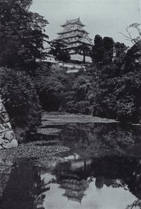 Feudální hrad z příkopu (černobílá fotografie) od Herbert Ponting