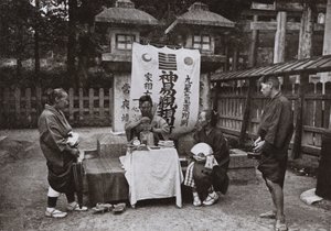Věštkyně v chrámu Inari (černobílá fotografie) od Herbert Ponting