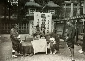Věštkyně v chrámu Inari, 1910. od Herbert Ponting